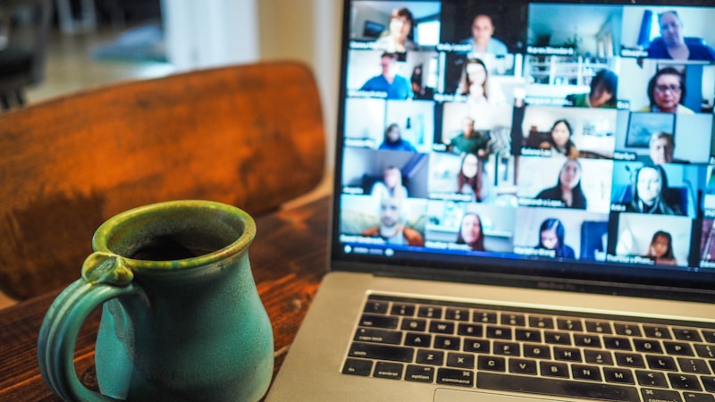 Pelatihan Online vs Offline: Mana Lebih Efektif?
